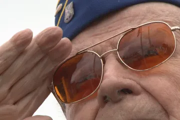 Kvůli kýle ho do armády nejdřív nevzali, nakonec Leonard Jindra bojoval po boku Američanů na Omaze