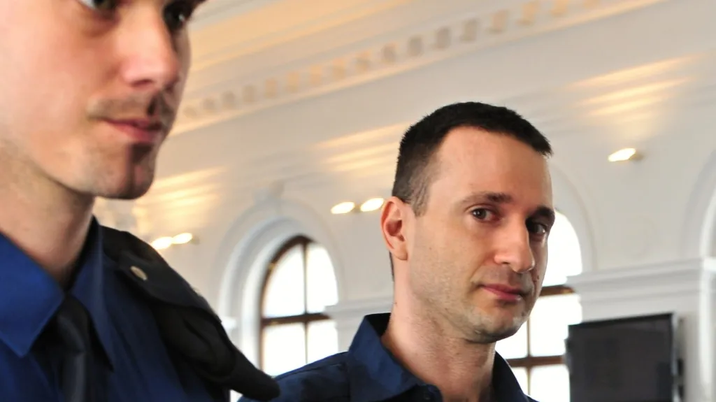 Jan Dubský (vpravo) před soudem