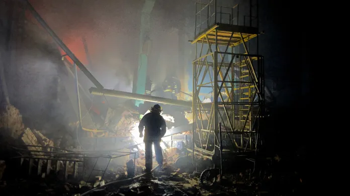 Hašení požárů po ruském raketovém útoku na Charkov v září