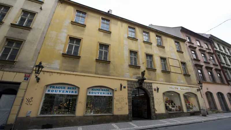 Dům v Železné ulici, který má být součástí hotelového komplexu U Sixtů