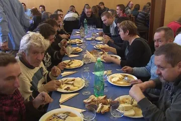 Lidé bez domova poobědvali v Brně svíčkovou