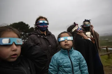 V Patagonii lidé vzhlédli k nebi a sledovali letos jediné zatmění Slunce