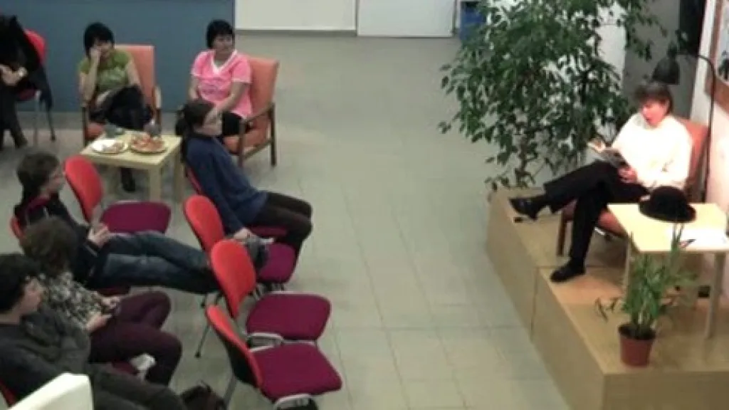 Studenti poslouchají Jirotkova Saturnina