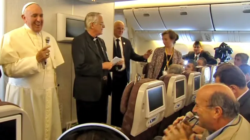 Papež František během brífinku na palubě letadla