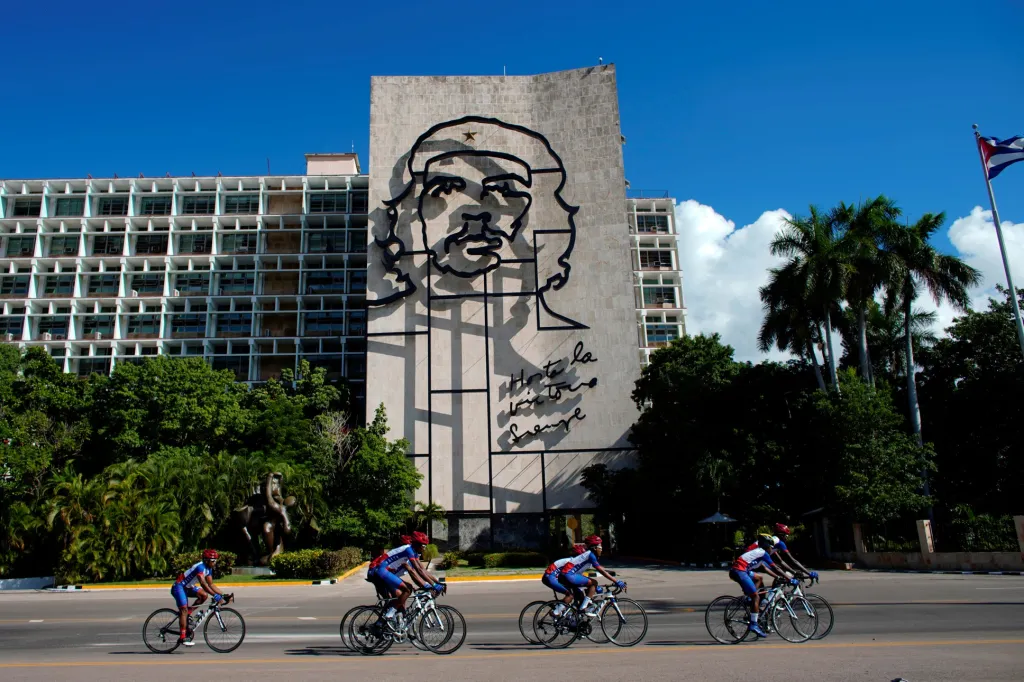 Místo toho byl prestižní závod, kde se cyklisté mohou kvalifikovat na olympijské hry, přesunut na sousední Kubu