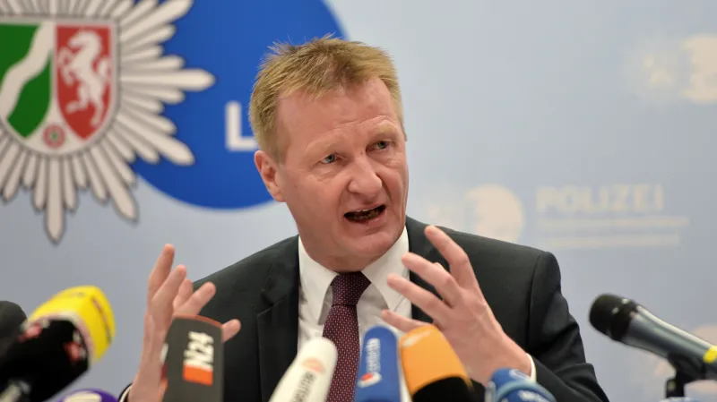 Zemský ministr vnitra Ralf Jäger informuje o vyšetřování v Düsseldorfu