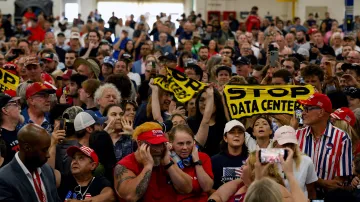 Protest proti datacentrům během projevu amerického prezidenta Donalda Trumpa, 27. července 2026