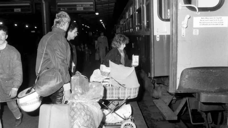 Východoněmečtí uprchlíci odjíždějí z libeňského nádraží