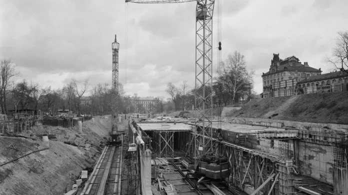Stavba metra ve Vrchlického sadech v roce 1969