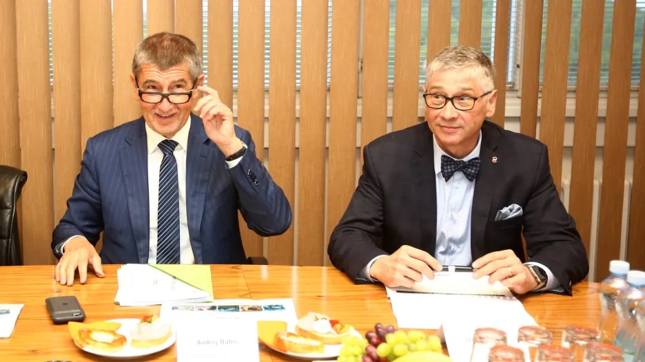 Premiér v demisi Andrej Babiš (vlevo) a hejtman Moravskoslezského kraje Ivo Vondrák