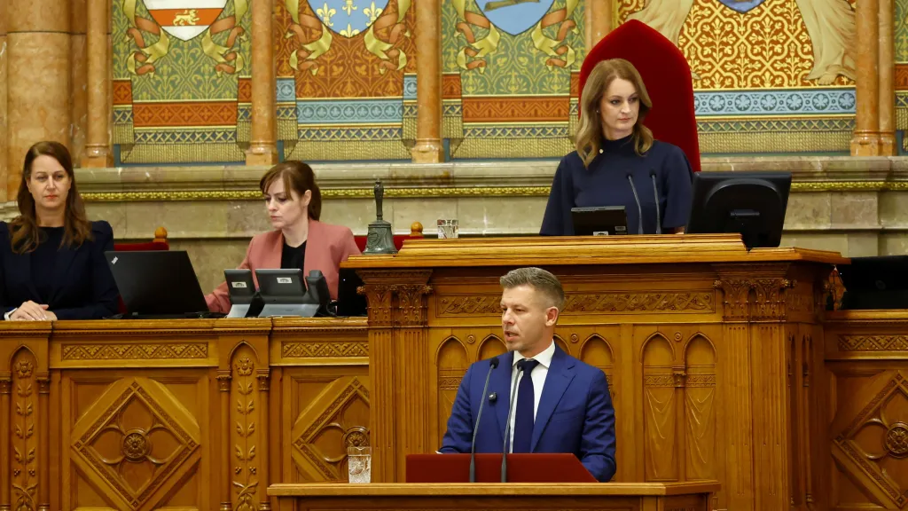 Péter Magyar hovoří v maďarském parlamentu, 26. května 2026