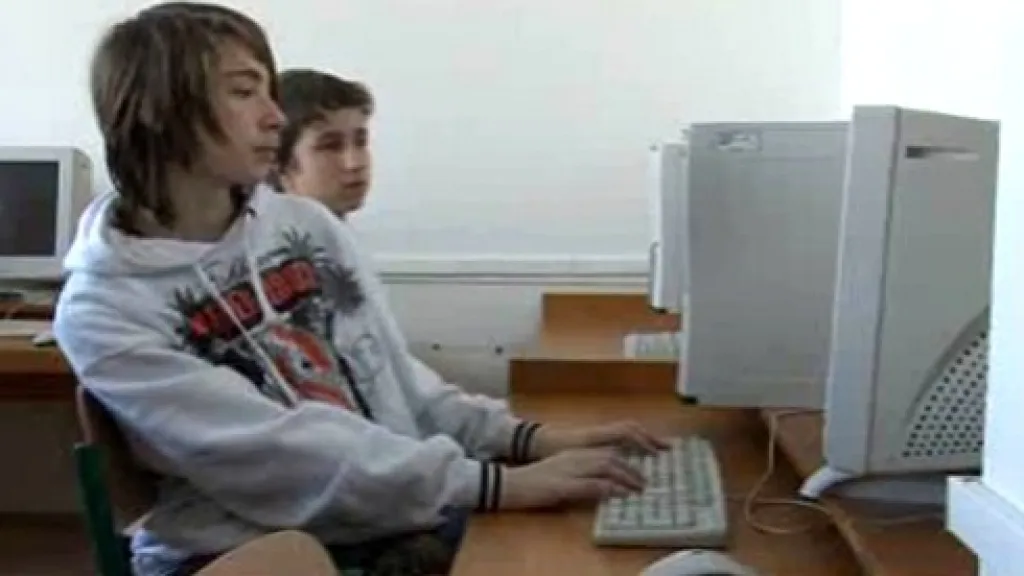 Žák vyhledává informace na internetu