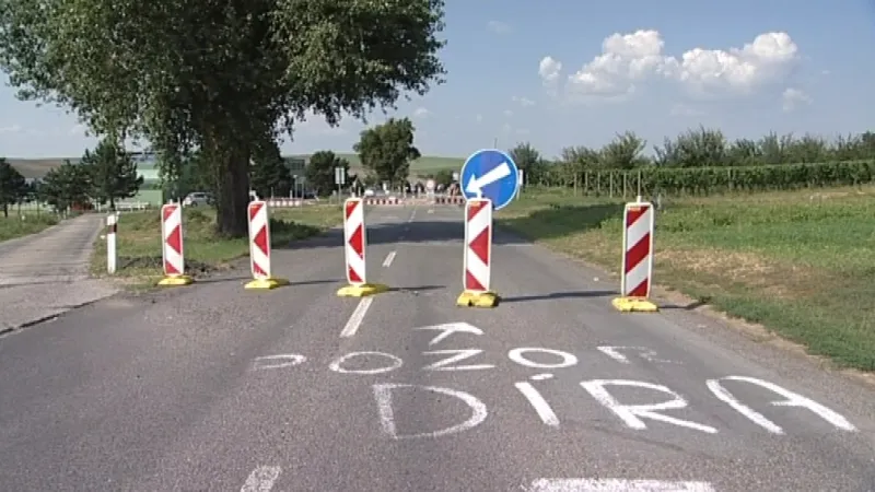 Díra místním komplikuje cestování i podnikání