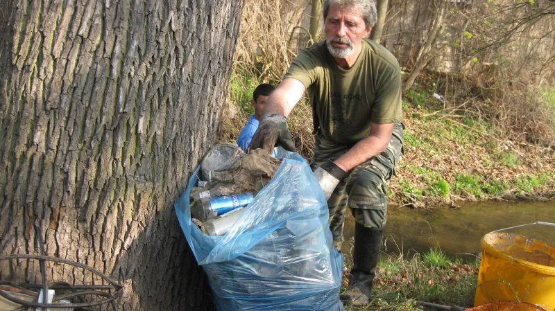 Školáci z České Brodu uklízeli okolí říčky Šembery