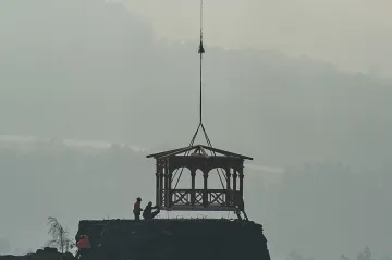 Vrtulník ozdobil romantickou vyhlídku z Mariiny skály v Českém Švýcarsku novým altánem