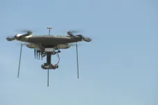 Provozovatelé dronů budou muset své stroje registrovat od července 2020
