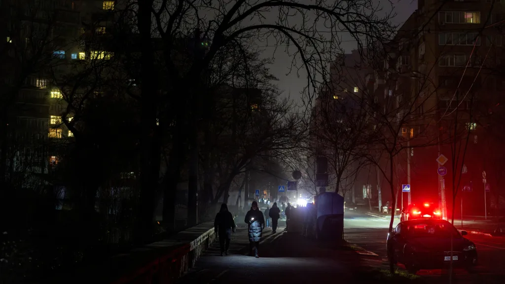 Kyjev během výpadku proudu způsobeného ruským náletem (16. prosince 2025)