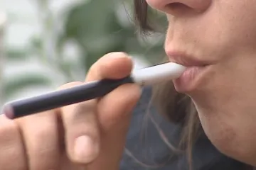 Elektronické cigarety se prodávají v lékárnách. I když tam nejspíš nepatří