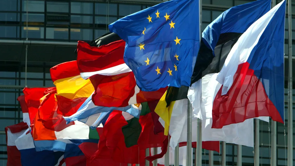 Na fotce z roku 2004 jsou před Evropským parlamentem už vlajky i deseti nových členů