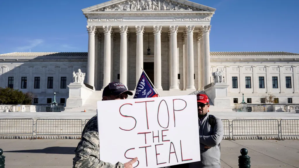 Trumpovi příznivci před Nejvyšším soudem s nápisem zastavte krádež