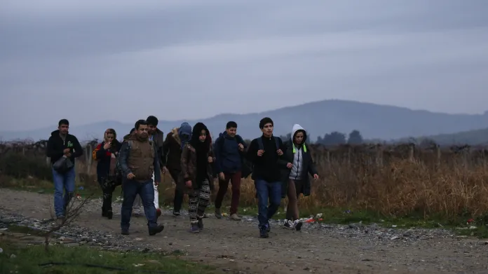 Uprchlíci překračující hranice mezi Řeckem a Makedonií