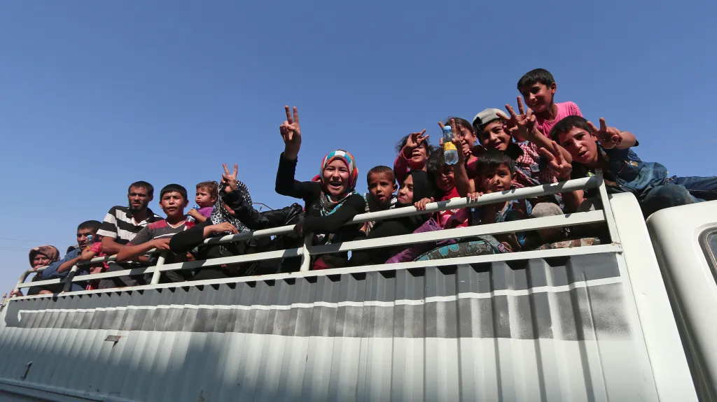 Slavící civilisté ze syrské Manbidže