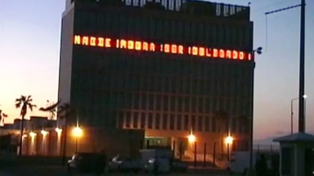 Americký světelný billboard v Havaně