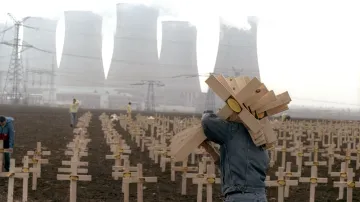 Připomínka černobylské tragédie roku 1991 před jadernou elektrárnou Jaslovské Bohunice