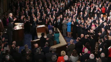 Obama se zdraví s oběma komorami Kongresu