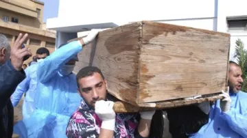 Libyjci odnášejí rakev s tělem jedné z obětí nepokojů ve městě Benghází