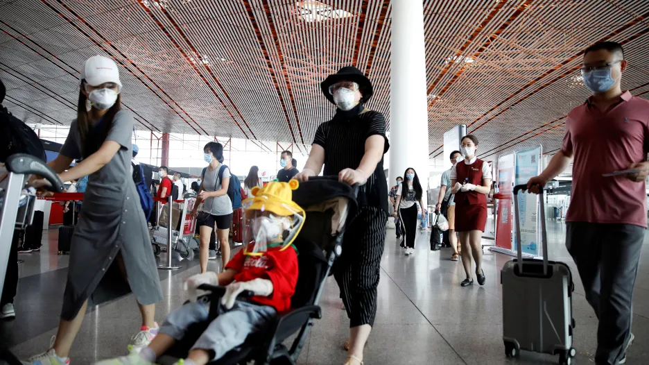 Pasažéři na jednom z pekingských letišť
