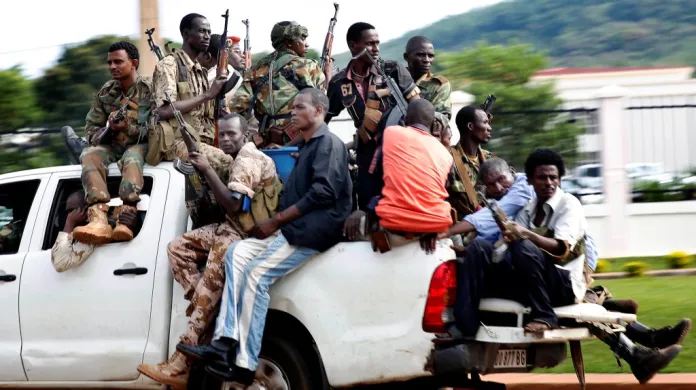 Vojáci hnutí Seléka projíždějí středoafrickou metropolí Banguí