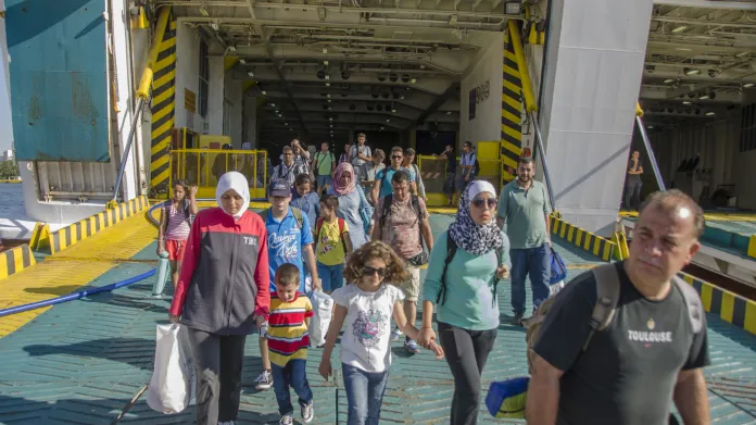 Další stovky uprchlíků dorazily do Pirea