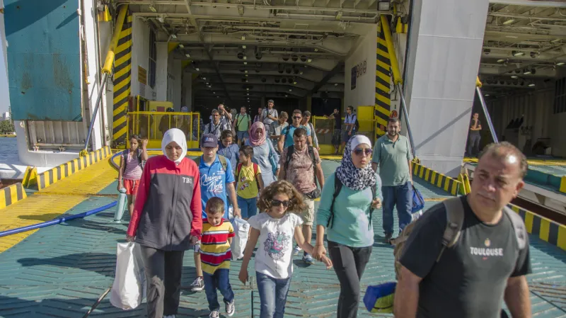 Další stovky uprchlíků dorazily do Pirea