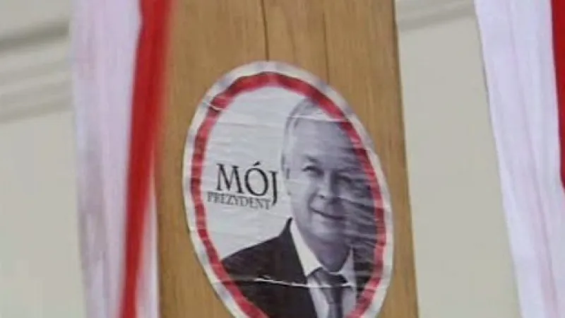 Nálepka na kříži před prezidentským palácem