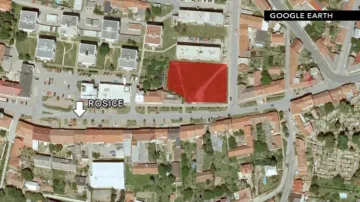 Místo stavby nového komplexu v Rosicích na náměstí