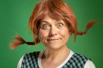 Pavla Tomicová jako Herečka sobotní noci rozdává dobro stůj co stůj