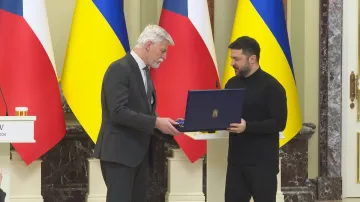 Prezident Petr Pavel přijímá vyznamenání od ukrajinského protějšku Volodymyra Zelenského