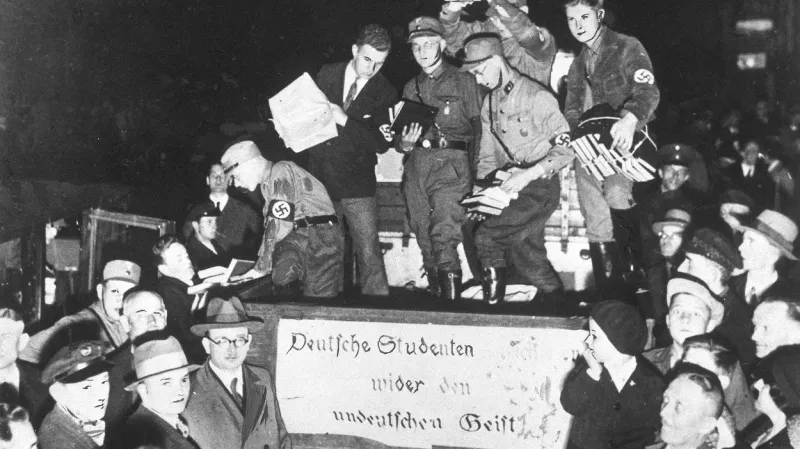 Nákladní auto s knihami ke spálení a nápisem „Němečtí studenti proti neněmeckému duchu“