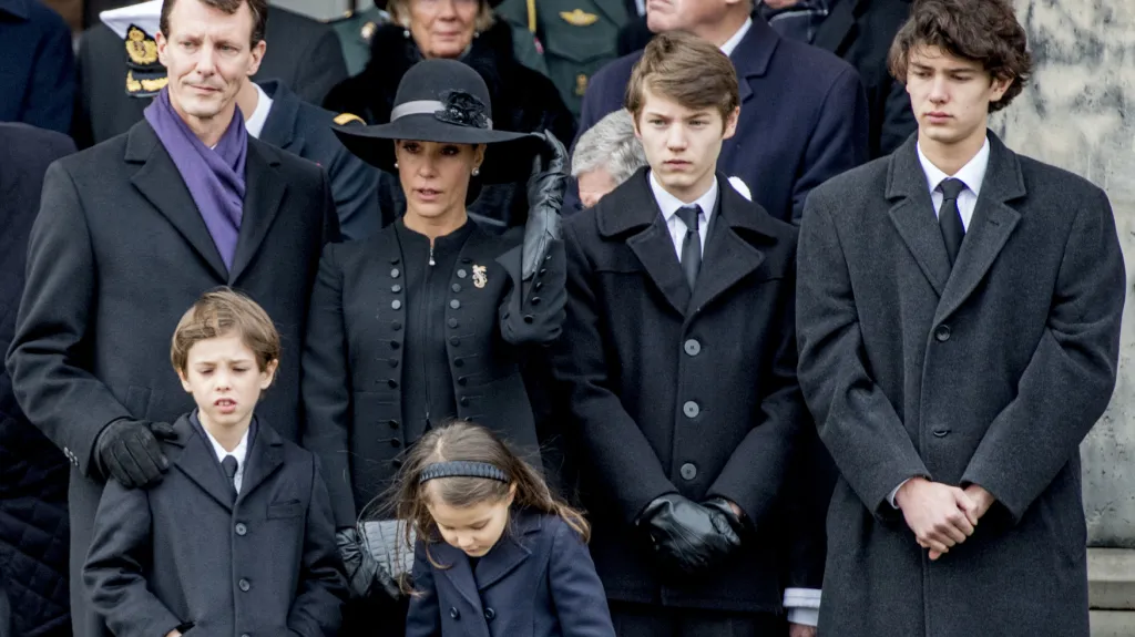 Královská rodina na pohřbu prince Henrika