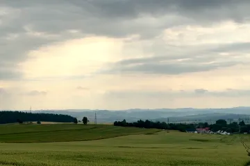 Začátek týdne přinese bouřky a třicet stupňů, pak se ochladí