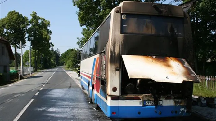 Požár zastavil cestu autobusu se školáky na Domažlicku