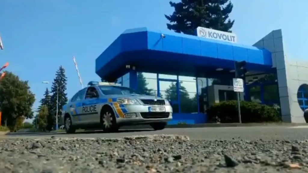 Policejní vůz před sídlem Kovolitu