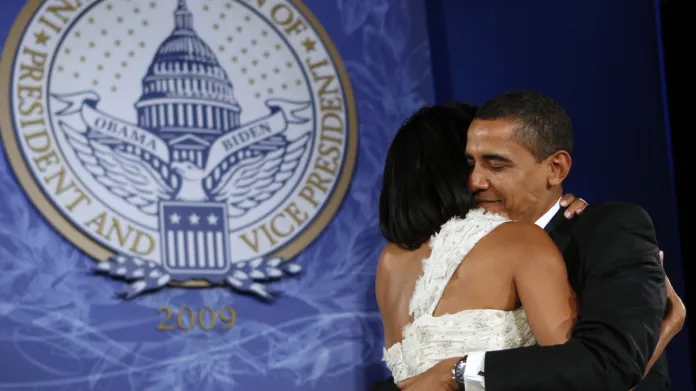 Barack Obama se svou ženou Michelle na jednom z inauguračních plesů (2009)