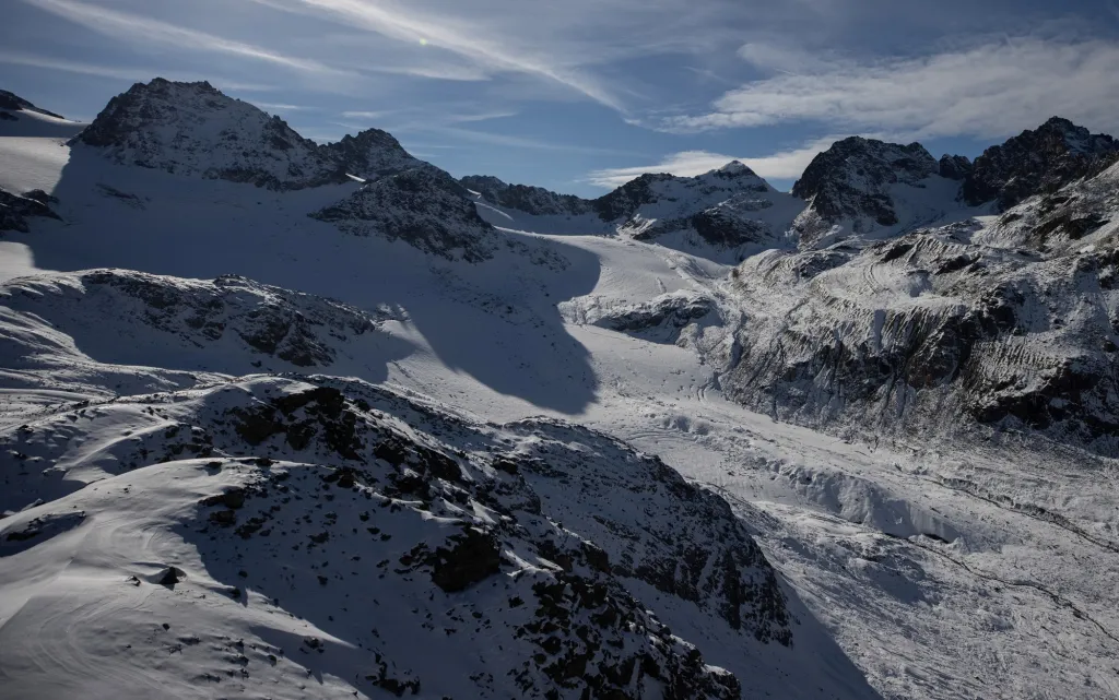 Rakouský ledovec Jamtalferner se náchází ve východní části Alp na hranicích se Švýcarskem. Jeho současná poloha je ve výšce mezi 3160 a 2430 metry nad mořem. Ledovec je pravidelně monitorován a vědci mají přehled o každém jeho pohybu