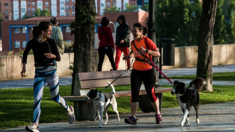 Ve Španělsku po uvolnění restrikcí lidé zaplnili promenády a veřejná prostranství