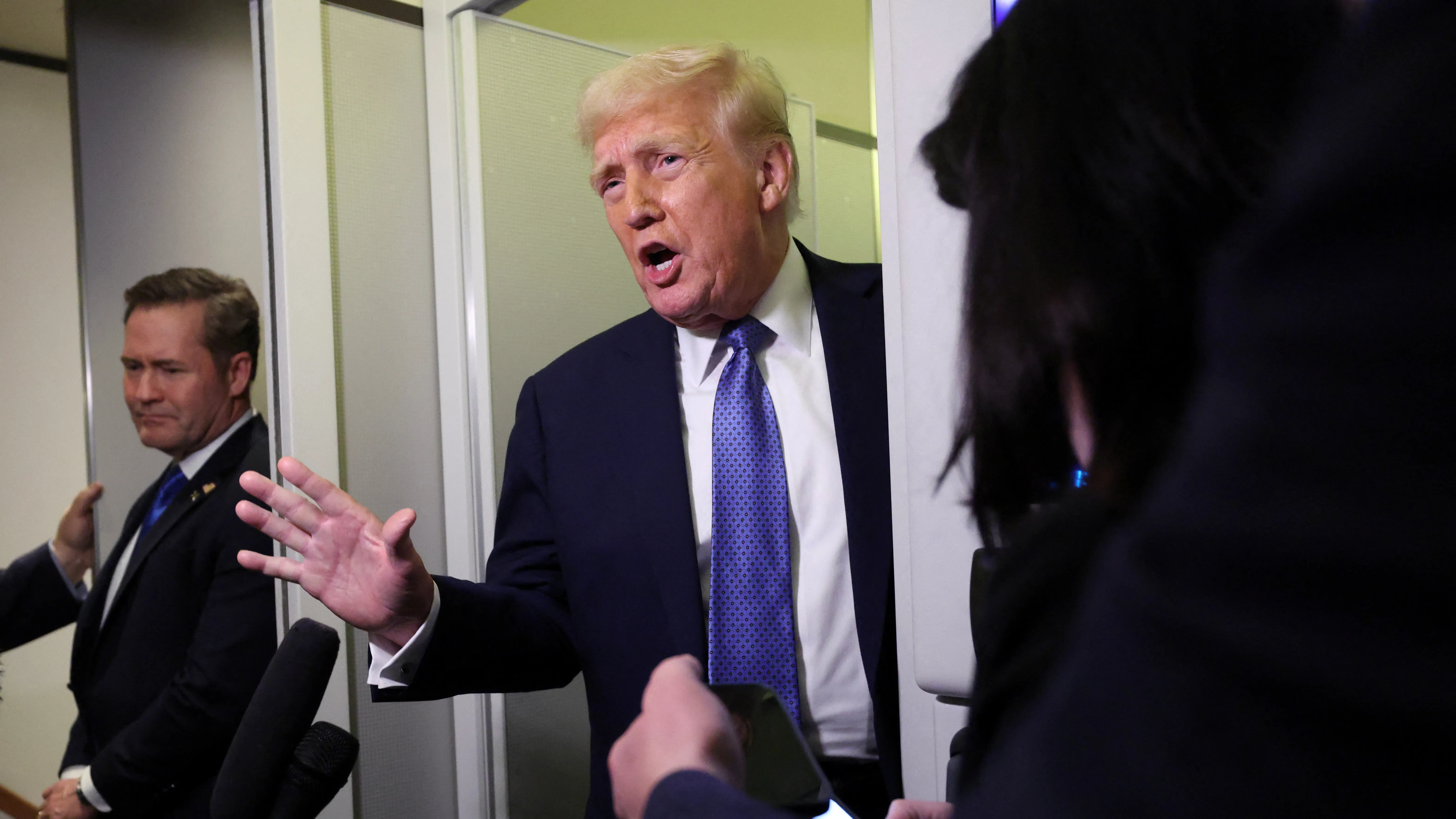 Trump řekl, že v úterý bude mluvit s Putinem