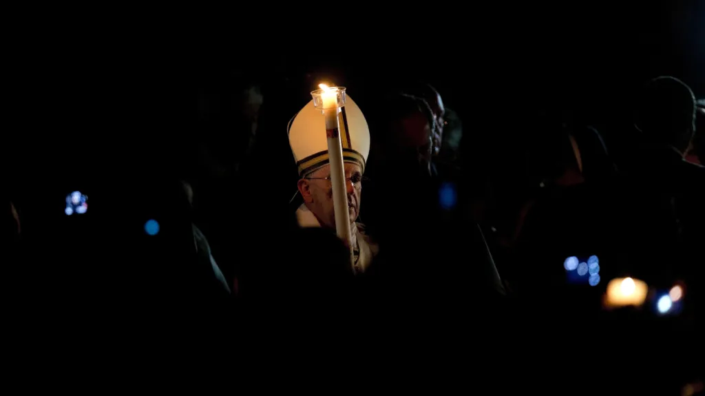 Papež František zahájil velikonoční vigilii