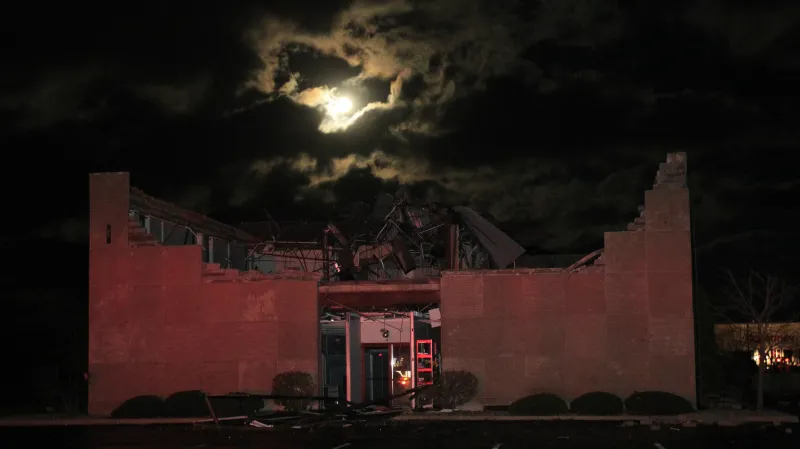 Budova ve městě kokomo poničená tornádem