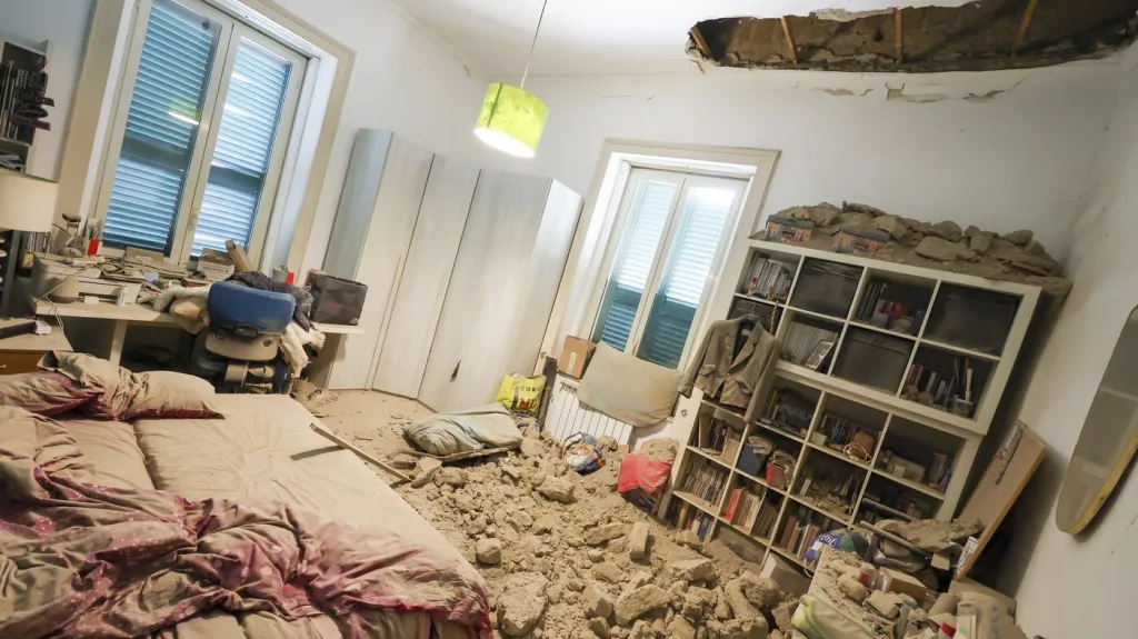 Poškozený dům po zemětřesení severně od Neapole